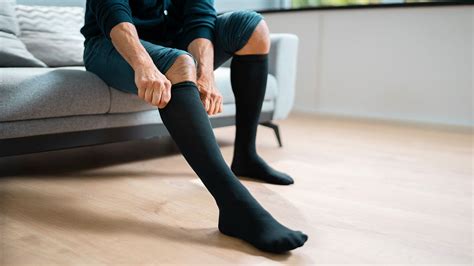 Do Compression Socks Help with Running: A Dive into the World of Elastic Legwear and Cosmic Energy