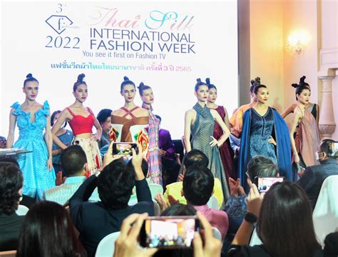 Thailand Fashion Week: Ein Kaleidoskop der thailändischen Kultur und des kreativen Potenzials von Chakrit Boonnak