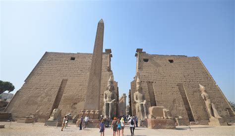 Der Bau des Luxor-Tempels: Ein Meisterwerk der Antike unter Lehner Ramsess II.